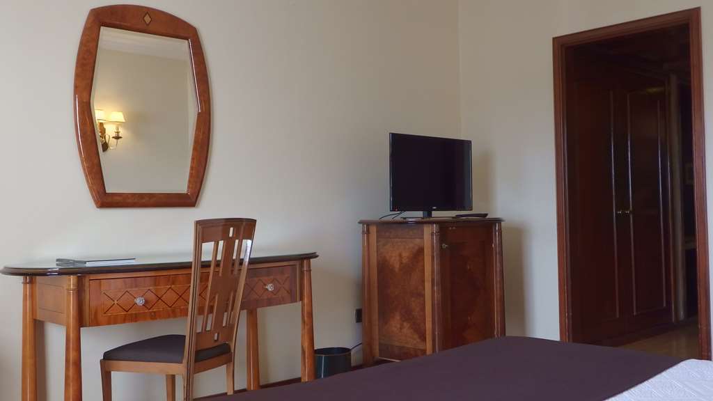 Golden Tulip Porto Gaia Hotel Вила-Нова-ди-Гая Экстерьер фото